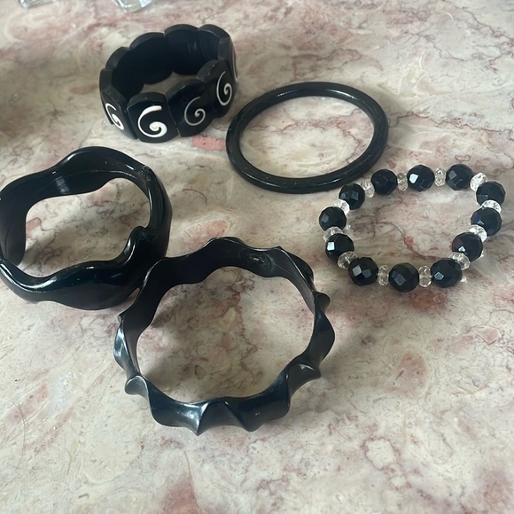 EUC~Woman’s Set Of 5 Vintage Black Bracelet Lot - Picture 2 of 11